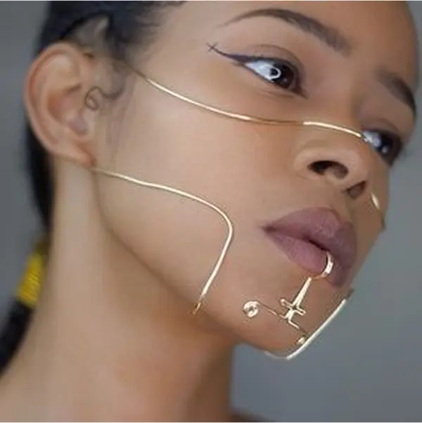 femme avec bijoux sur le visages