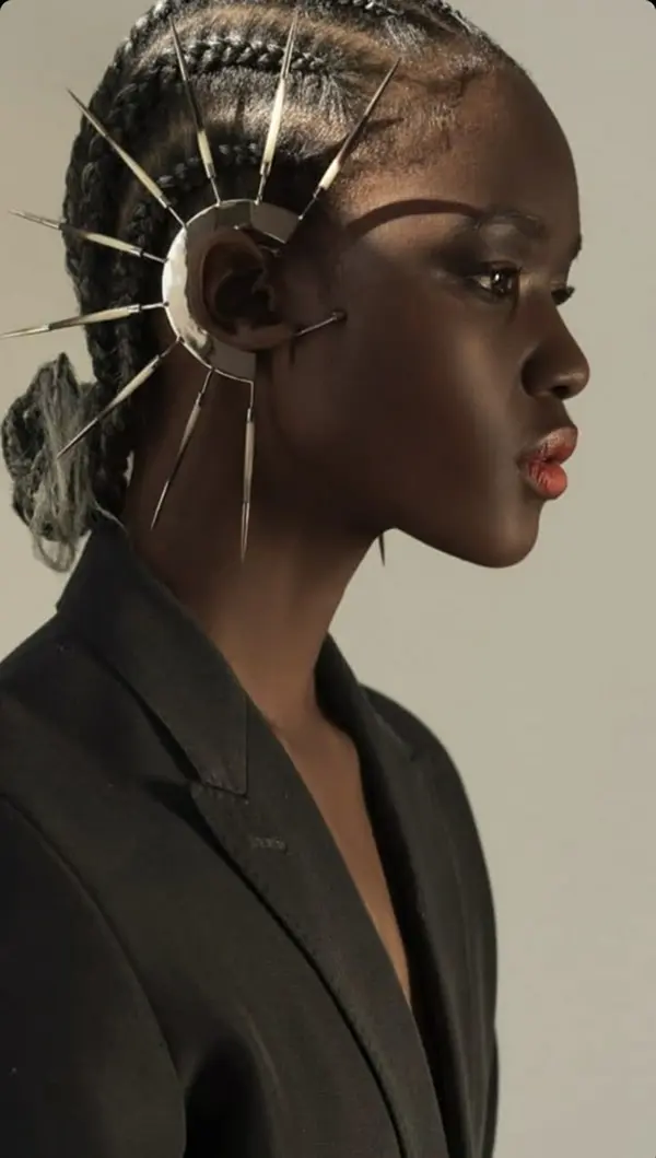 femme portant un bijou d'oreille métallique