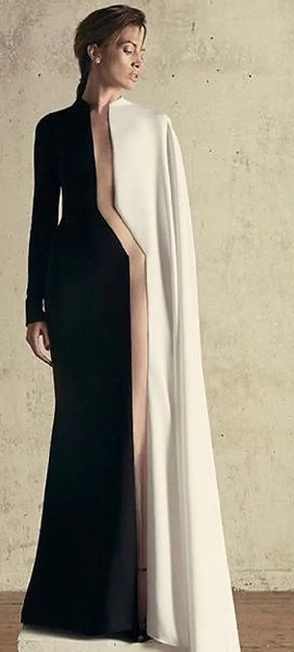 femme portant une longue robe coupée asymétriquement en deux: un côté noir, l'autre blanc