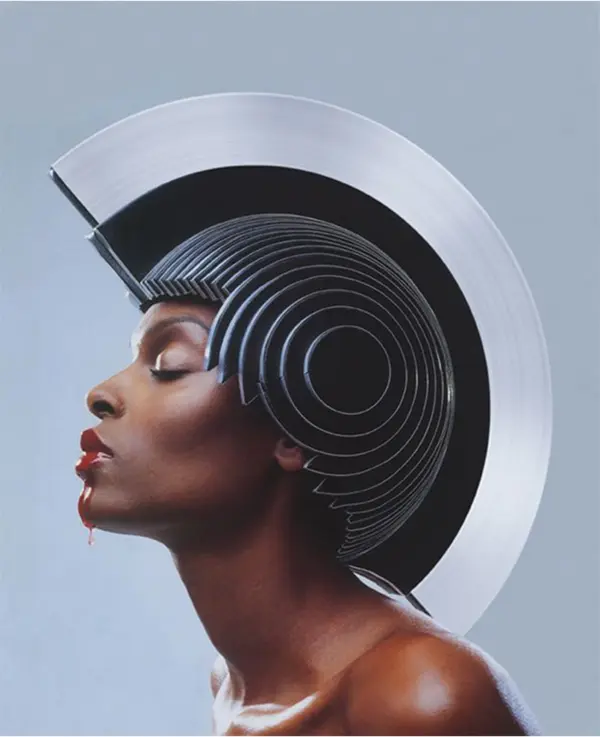 femme portant un couvre-cheffe futuriste noir et rigide