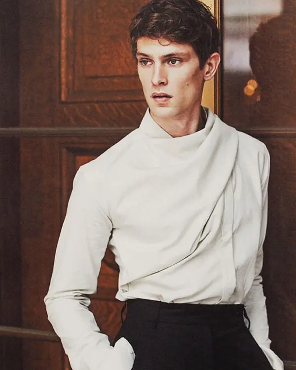 homme portant un haut blanc et un pantalon noir