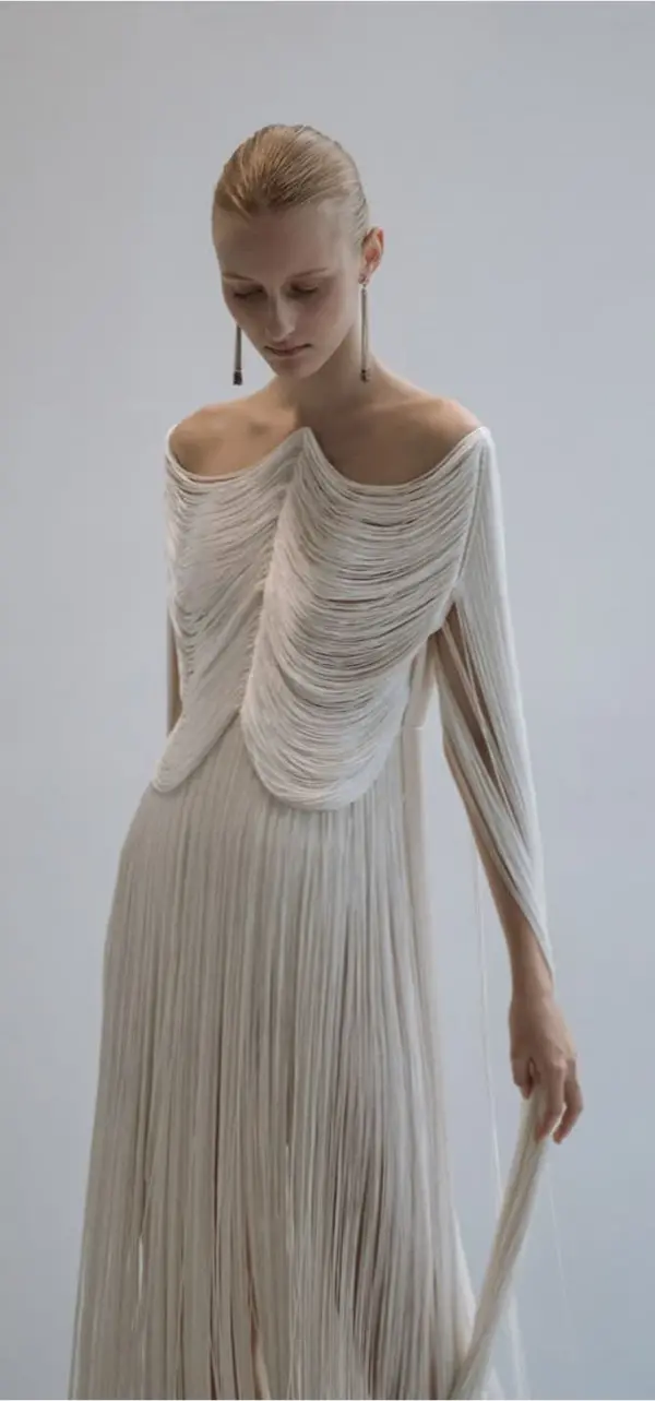 femme portant une longue robe blanche bustier à franhces