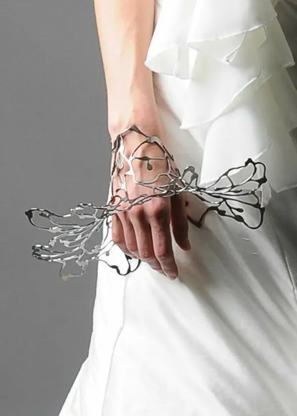 large bracelet métallique, recouvrant la main, ressemblant brièvement à une fleur