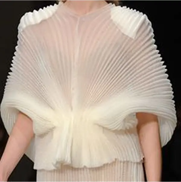 haut blanc plissé légèrement transparent et large volume au niveau des manches