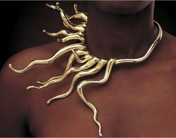 collier doré avec des piques torsadées sur le côté droit