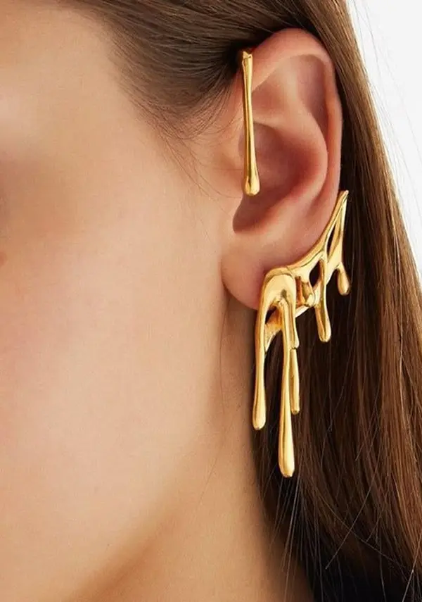 bijou d'oreille doré en forme d'une plui de goutte