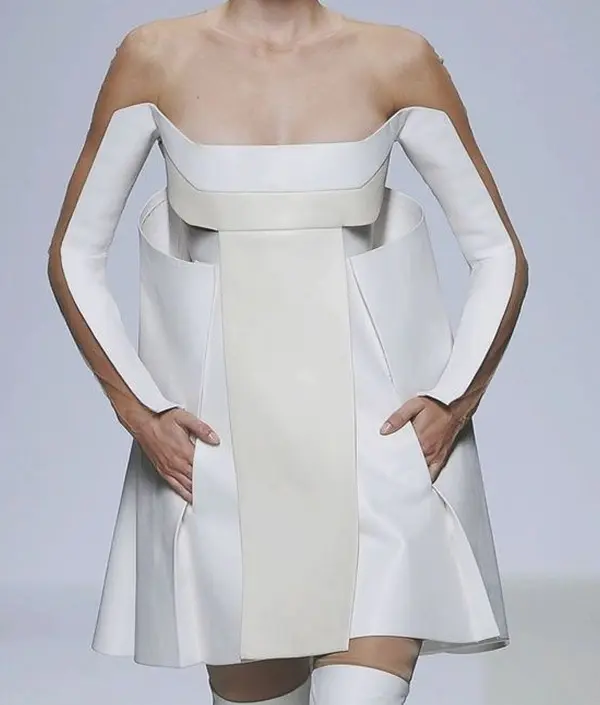 courte robe blanche bustier et futuriste